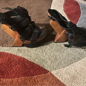 70’s inspired wooden 5” platform sandal